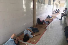 Công nhân Công ty Trách nhiệm hữu hạn Grand Wood được chăm sóc tại Trung tâm y tế thị xã Tân Uyên. (Ảnh : Huyền Trang/TTXVN)