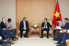 Phó Thủ tướng Trịnh Đình Dũng tiếp ông Raymond Carlsen, Tổng giám đốc Tập đoàn năng lượng Scatec Solar của Na Uy đang thăm và làm việc tại Việt Nam. (Ảnh: Nguyễn Dân/TTXVN)