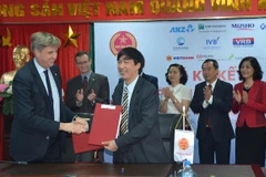 Phó Tổng Cục trưởng Tổng cục Thuế Nguyễn Đại Trí ký kết dịch vụ nộp thuế điện tử với đại diện một ngân hàng. (Ảnh: TCT)