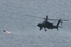 Trực thăng tấn công Apache bắn tên lửa không đối đất Hellfire trong cuộc tập trận tại vùng biển ngoài khơi Gunsan. (Nguồn: Yonhap/TTXVN)