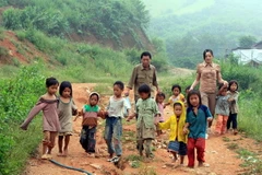 Các thầy cô đưa trẻ đến trường. (Ảnh: Nguyễn Thủy/TTXVN)