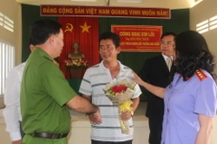 Anh Đặng Ngọc Thanh (giữa) tại buổi xin lỗi công khai. (Ảnh: Công Trí/TTXVN)