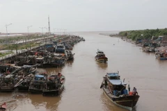 Tàu thuyền đánh bắt thủy sản vào tránh bão Tembin tại cửa biển Nhà Mát, thành phố Bạc Liêu. (Ảnh: Huỳnh Sử/TTXVN)
