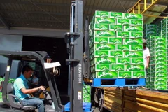 Vận chuyển sản phâm bia của Sabeco. (Ảnh: Công Thử/TTXVN)