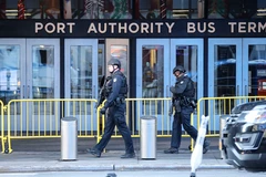 Cảnh sát Mỹ tuần tra gần hiện trường vụ nổ ở New York. (Nguồn: THX/TTXVN)