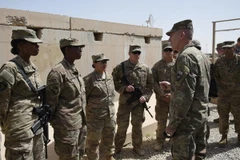 Tư lệnh quân đội Mỹ tại Afghanistan John Nicholson (thứ 2, phải) và các binh sỹ Mỹ tại Lashkar Gah, tỉnh Helmand, Afghanistan. (Nguồn: AFP/TTXVN)