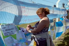 Thân nhân của thủy thủ tàu ngầm mất tích ARA San Juan chờ đợi thông tin về người thân tại căn cứ hải quân Mar del Plata, Argentina. (Nguồn: THX/TTXVN)