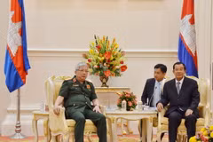 Thủ tướng Campuchia Samdech Hun Sen tiếp Thượng tướng Nguyễn Chí Vịnh. (Ảnh: Minh Hưng/TTXVN)