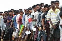 Người tị nạn Rohingya xếp hàng chờ nhận cứu trợ tại trại tị nạn Nayapara ở Teknaf, Bangladesh. ((Nguồn: AFP/TTXVN)
