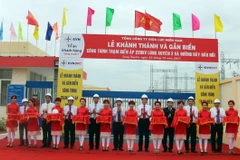 Đại biểu thực hiện nghi thức cắt băng khánh thành Trạm biến áp 220kV Long Xuyên 2 và đường dây đấu nối. (Ảnh: Công Mạo/TTXVN)