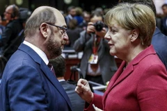 Chủ tịch SPD Martin Schulz (trái) và Thủ tướng Đức đồng thời là lãnh đạo liên minh CDU/CSU Angela Merkel. (Nguồn: EPA/TTXVN)