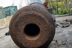 Súng thần công cổ vừa được phát hiện. (Ảnh: Văn Đức/TTXVN) 