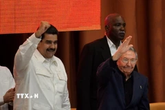 Chủ tịch Cuba Raul Castro (phải) và Tổng thống Venezuela Nicolas Maduro tại cuộc họp. (Nguồn: AFP/TTXVN)