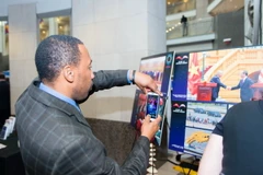 Một du khách chụp ảnh gian hàng của Việt Nam. (Ảnh: Đoàn Hùng/Vietnam+)