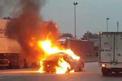 Chiếc xe bốc cháy dữ dội khi đang lưu thông. (Ảnh: Nguyễn Nam/TTXVN)