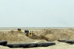 Các đường ống dẫn dầu tại mỏ dầu Majnoon, Iraq. (Nguồn: AFP/TTXVN)