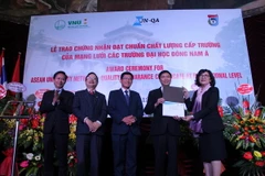Bà Nantana Gajaseni trao chứng nhận đạt chuẩn kiểm định cấp trường cho Đại học Khoa học Tự nhiên - Đại học quốc gia Hà Nội. (Nguồn:TL/Vietnam+)