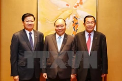 Thủ tướng Chính phủ Nguyễn Xuân Phúc gặp Thủ tướng Chính phủ Hoàng gia Campuchia Samdech Techo Hun Sen (bên phải) và Thủ tướng Lào Thongloun Sisoulith (bên trái). (Ảnh: Thống Nhất/TTXVN)