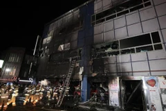 Lính cứu hỏa làm nhiệm vụ tại hiện trường vụ cháy trung tâm thể hình ở thành phố Jecheon. (Nguồn: CNN/TTXVN)