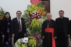 Bí thư Thành ủy Hà Nội Hoàng Trung Hải thăm, chúc mừng Đức Hồng y Phêrô Nguyễn Văn Nhơn, Tổng Giám mục Tổng Giáo phận Hà Nội. (Ảnh: Nguyễn Văn Cảnh/TTXVN)
