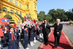Tổng Bí thư Nguyễn Phú Trọng và Tổng Bí thư, Chủ tịch nước Lào Bounnhang Vorachith với các cháu thiếu nhi Thủ đô. (Ảnh: Trí Dũng/TTXVN)
