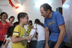 [Photo] Thăm quan lớp học tiếng Anh miễn phí của cựu binh Mỹ 