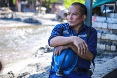 Nỗi lo về cơm áo gạo tiền đang hiển hiện trước mắt những người công nhân nghèo. (Ảnh: Minh Sơn/Vietnam+)