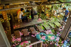 Lấy chủ đề làng quê Bắc Bộ cùng với cái tên rất dân dã, Ao Quán. Các thực khách sẽ không khỏi thích thú khi được đắm chìm trong không gian thôn quê bình dị với cái ao nhỏ phủ đầy cánh sen được chủ quán dựng lên làm điểm nhấn giữa quán. (Ảnh: Trung Kiên/Vi