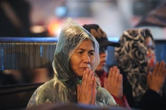 [Photo] Hàng vạn người dân đội mưa cầu an ở chùa Phúc Khánh