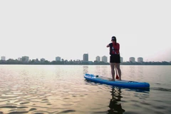 [Photo] Lướt ván trên mặt hồ Tây với môn chèo thuyền SUP độc đáo 