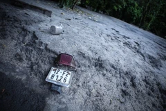 Chiếc xe máy bị lũ bùn nhấn chìm, đặc điểm nhận dạng duy nhất chỉ là biển số xe. (Ảnh: PV/Vietnam+)