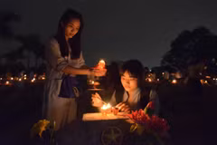 Mỗi ánh nền đều gửi gắm những tình cảm, sự trân trọng thiêng liêng nhất dành cho những anh hùng liệt sỹ(Ảnh: Minh Sơn/Vietnam+)