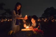 Mỗi ánh nền đều gửi gắm những tình cảm, sự trân trọng thiêng liêng nhất dành cho những anh hùng liệt sỹ(Ảnh: Minh Sơn/Vietnam+)