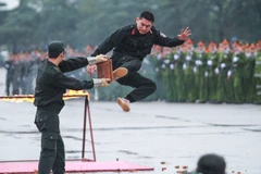 [Photo] Trầm trồ trước tuyệt kỹ khí công của cảnh sát cơ động