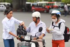 Nhiều thí sinh tỏ ra vội vã vì cuối ngày có rất ít xe khách còn đỗ tại bến. (Ảnh: Minh Sơn/Vietnam+)