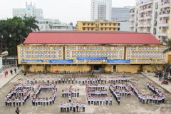 [Photo] Sinh viên Điện lực rủ nhau… xếp hình cùng Tạ Quang Thắng