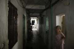 Khu nhà tập thể trong lòng Hà Nội: Vừa đi vệ sinh vừa... đội nón