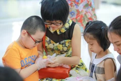 Những năm gần đây, một số trường học trên địa bàn Thủ đô Hà Nội đã khéo léo lồng ghép các giá trị văn hóa qua lớp học làm bánh Trung thu truyền thống cho trẻ em. (Ảnh: Minh Sơn/Vietnam+)