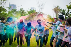 [Photo] Học sinh Hà Nội hóa “tắc kè hoa” trong trận chiến bột màu 