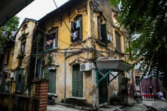 Một căn biệt thự cổ tại số 8 Tăng Bạt Hổ được xây từ năm 1920. Ngôi nhà này rộng 200m2, hiện đang có 17 hộ sinh sống. (Ảnh: Minh Sơn/Vietnam+)