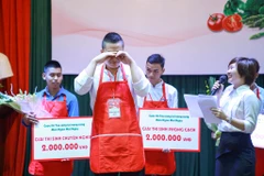 Nguyễn Huy Hiếu không kìm được cảm xúc của mình đã bật khóc ngon lành trước hàng trăm tiếng vỗ tay của khán giả. (Ảnh: Minh Sơn/Vietnam+)