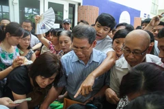 [Photo] "Vây" trường mua hồ sơ, phụ huynh mướt mồ hôi vì con em