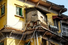 Biệt thự số 65 Nguyễn Thái Học đang bị biến dạng do sự cải tạo, cơi nới của người dân. (Ảnh: Minh Sơn/Vietnam+)