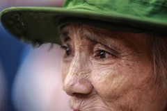 Ánh mắt cụ luôn đau đáu nhìn về một khoảng thời gian nào đó đã mất đi không bao giờ tìm lại được. (Ảnh: Minh Sơn/Vietnam+)