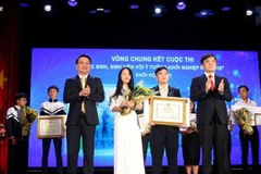 Các học sinh Trường Trung học phổ thông Phan Đình Phùng nhận giải nhất ở khối trung học phổ thông. (Ảnh: Thanh Tùng/TTXVN)