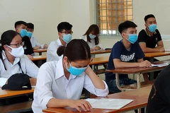 Thí sinh làm thủ tục dự thi Tốt nghiệp Trung học phổ thông. (Ảnh: Phạm Mai/Vietnam+)