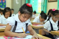 Từ năm học 2020-2021, học sinh lớp một sẽ học theo sách giáo khoa mới, chương trình mới. (Ảnh: TTXVN)