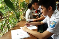 Thí sinh làm hồ sơ xét tuyển đại học. (Ảnh: Phạm Mai/Vietnam+)