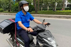 Thầy Nguyễn Văn Quyết chở loa thùng đi tuyên truyền về dịch COVID-19. (Ảnh: NVCC)