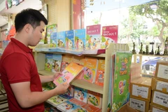 Sách giáo khoa lớp 1 mới của Nhà xuất bản Giáo dục Việt Nam đã lên kệ. (Ảnh: PV/Vietnam+)
